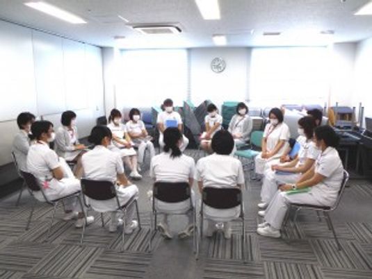 談話する人々の集まり  