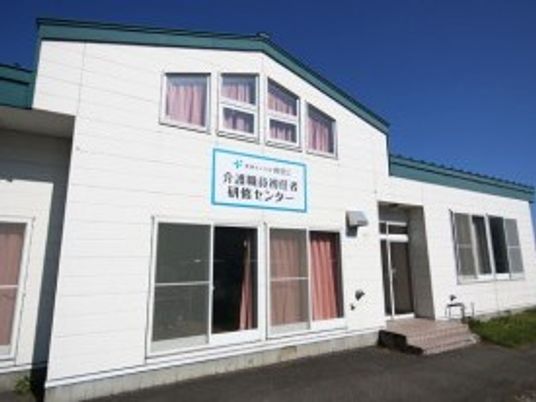 白い建物の外観  