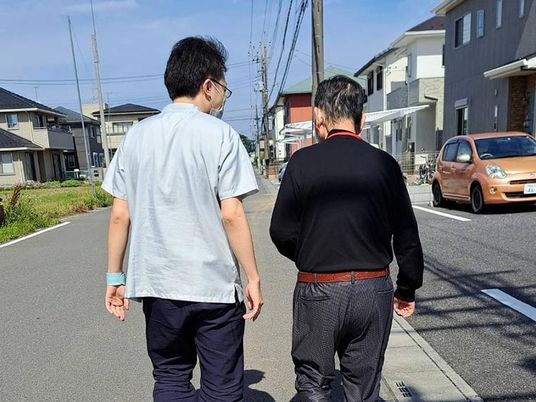 話しながら歩く二人の様子