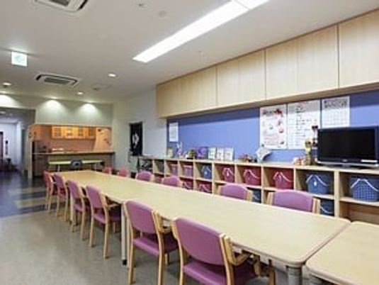 明るい食堂の室内  
