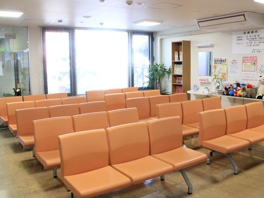 待合用の明るいラウンジ  