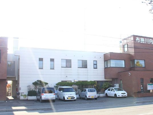 建物外観と駐車場  