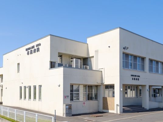 白い建物の外観  