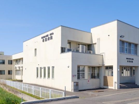 白い外観の建物  