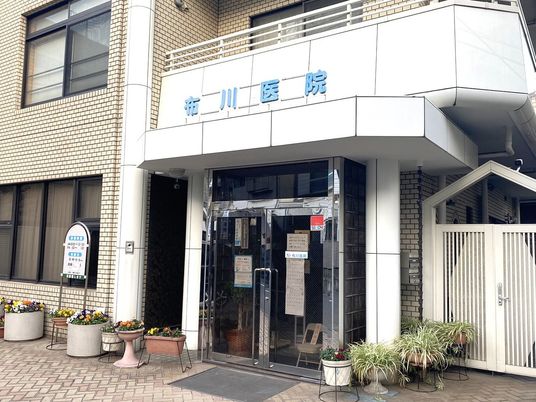 病院の正面入口  