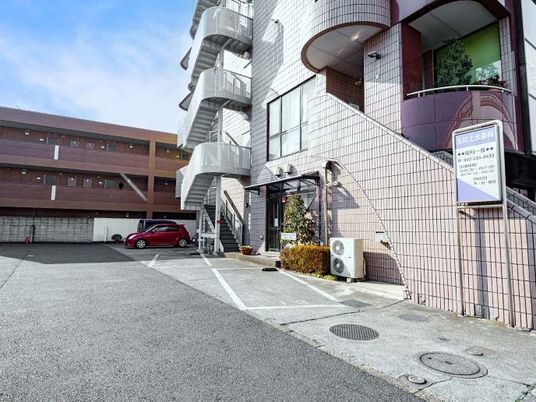 建物外観と駐車場の外観  
