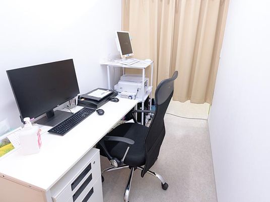 スタッフ用デスクのある部屋  