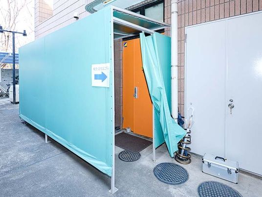 仮設出入口の屋外通路  