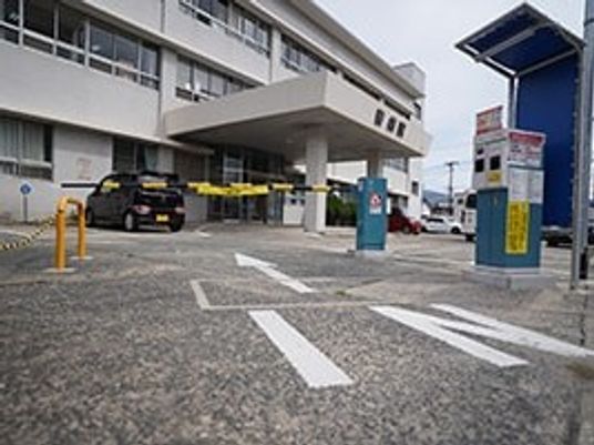 施設の正面入口  
