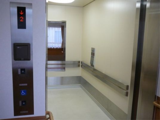 エレベーター前の廊下
