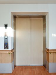 木目調エレベーター入口