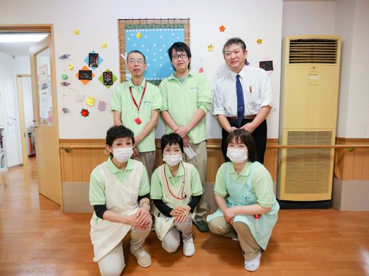 笑顔のスタッフ集合