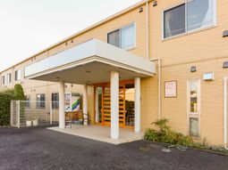 エントランスの建物正面