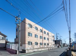 三階建ての建物の外観