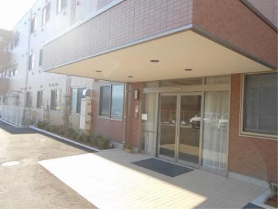 明るい建物のエントランス