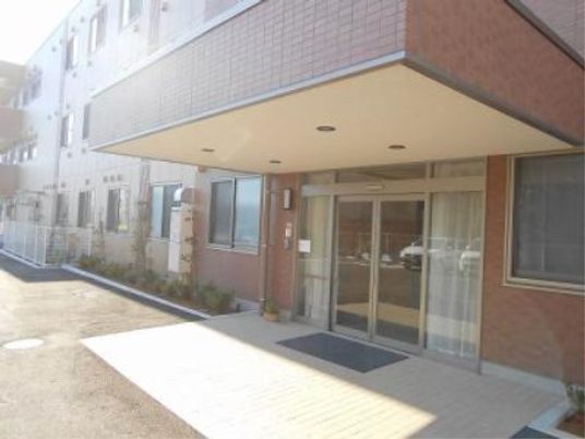 明るい建物のエントランス