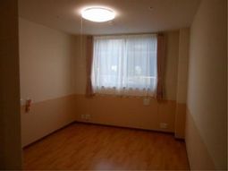 明るい窓のある居室