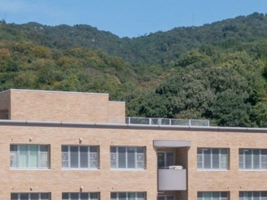 山を背にした施設外観  