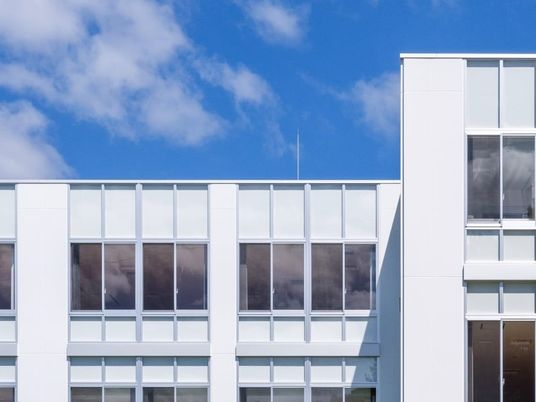 白い建物の外観  