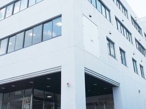 白い建物外観  
