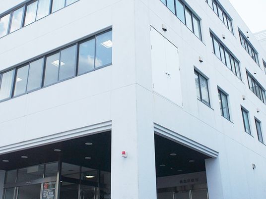 白い建物外観  
