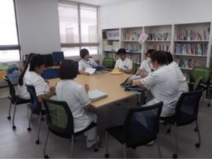 職員が集う会議室  