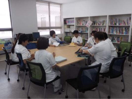 職員が集う会議室  