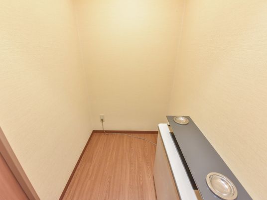 洋室の一角と照明