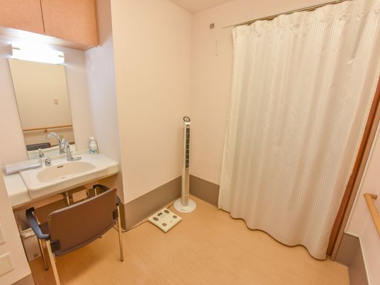洗面台と体重計の部屋