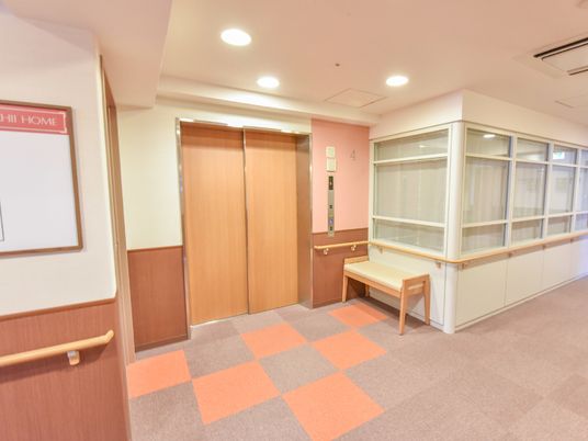 明るい廊下とエレベーター