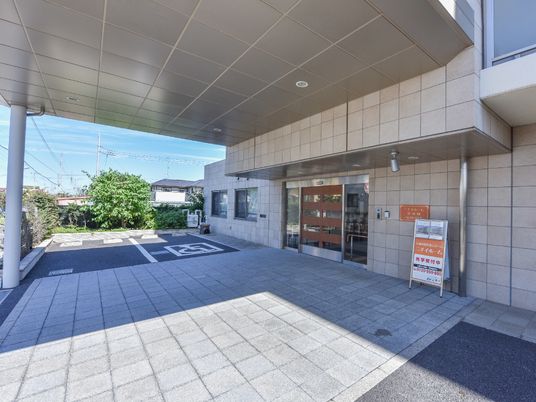 明るいエントランスの外観