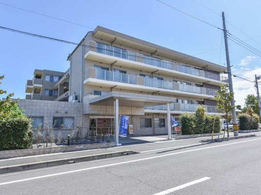 明るく広々とした施設外観