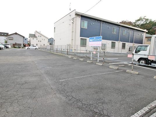 建物前の駐車場  