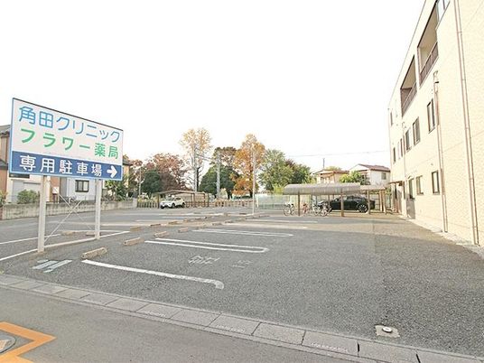 駐車場のある外観  