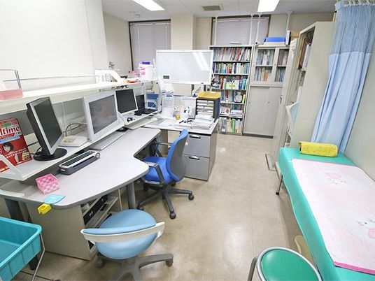 明るい事務室  