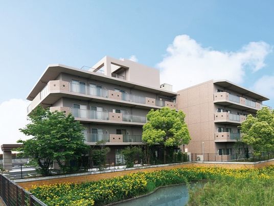 モダンな建物の外観