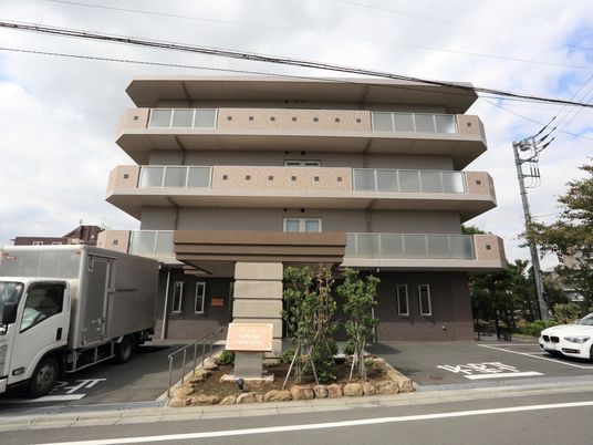 モダンな外観の建物
