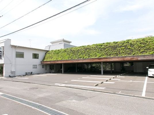 緑の屋根の外観  