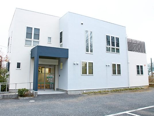 白い建物の外観  