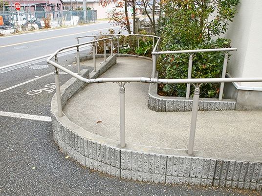 スロープのある外観  