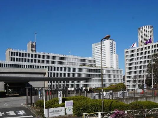 外観と駐車場の建物  