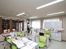明るいスタッフルーム