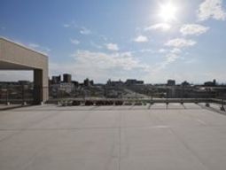 明るい天気のテラス