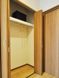 採光の良い洋室のクローゼット