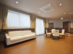 白いソファのあるラウンジ