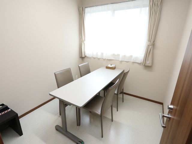 シンプルな居室テーブル