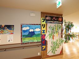 廊下の壁に飾られた作品