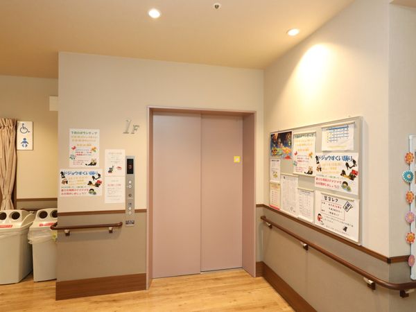 エレベーターと掲示板のあるエリア