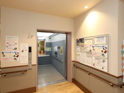 案内掲示物がある廊下