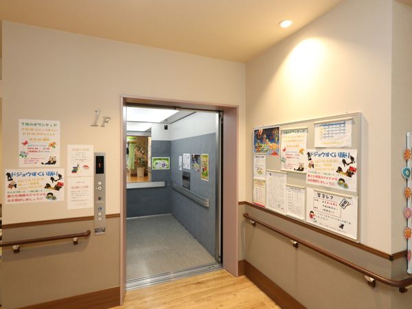 案内掲示物がある廊下
